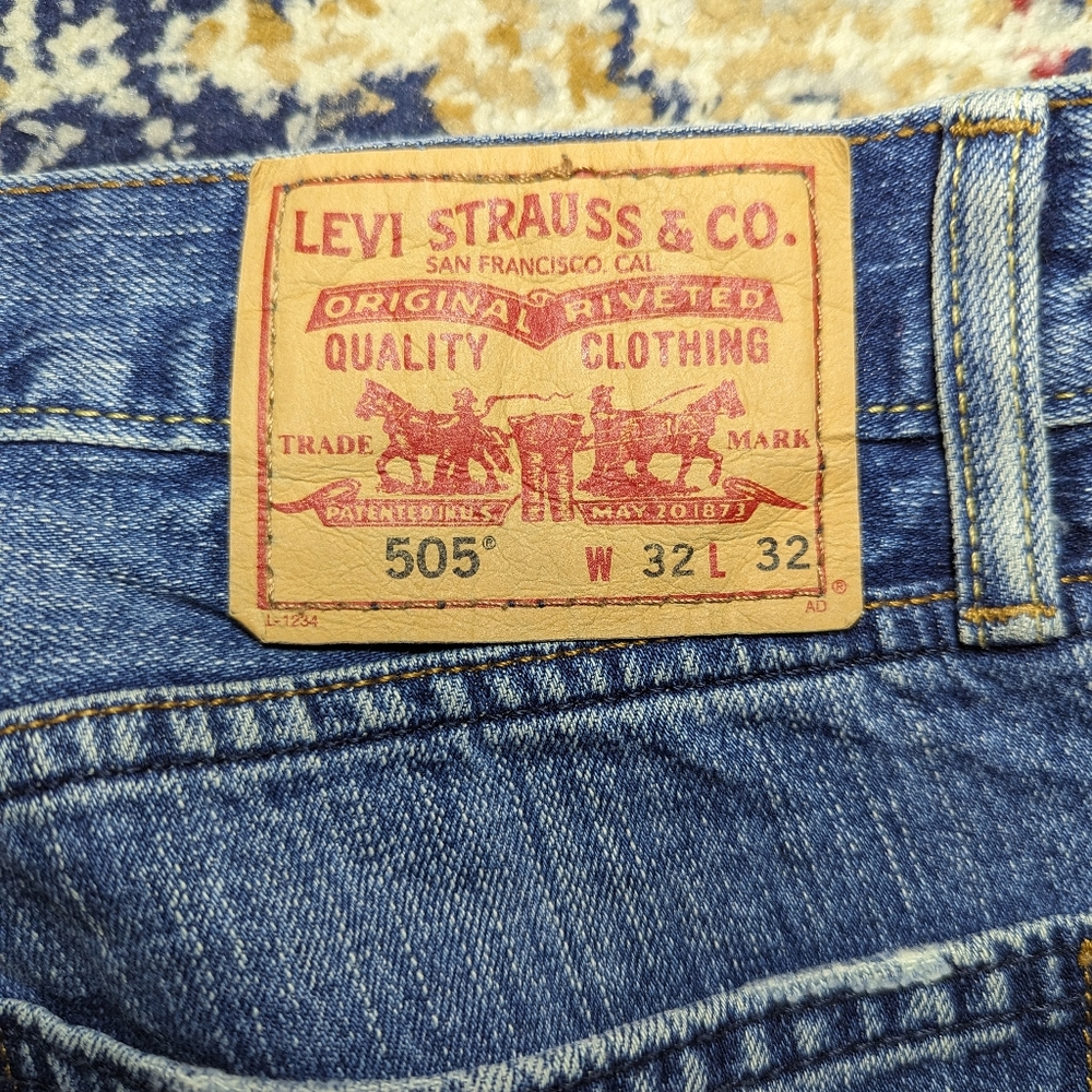 Levi's 505 zippered regular fit jeans 32 x 32